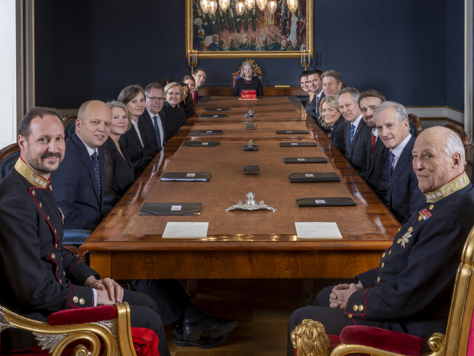 Kongen og Kronprinsen med regjeringen i Statsrådssalen. Foto: Håkon Mosvold Larsen / NTB scanpix